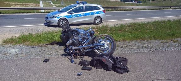 rozbity motocykl, który brał udział w zdarzeniu drogowym