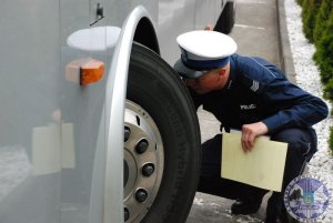 policjant sprawdzający autokar