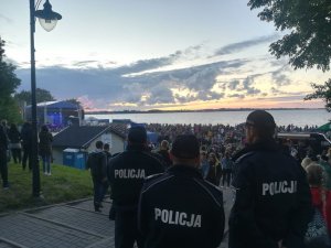 policjanci zabezpieczaja koncert