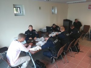 policjanci OPP KWP Gdańsk z zatrzymanymi