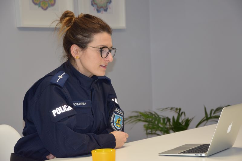 Policjanci Prowadz Zdalnie Zaj Cia Profilaktyczne Wiadomo Ci