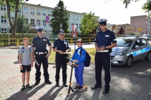 policjanci z uczniami