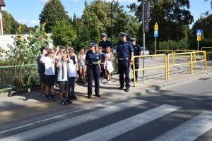 policjanci z dziećmi