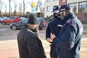 Policjant rozdaje odblaski przechodnią