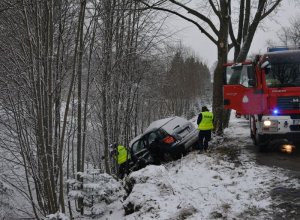 Policjanci ruchu drogowego pracują na miejscu wypadku drogowego.