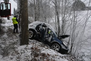 Policjanci ruchu drogowego pracują na miejscu wypadku drogowego.