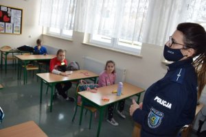 Policjantka prowadzi spotkanie profilaktyczne w szkole