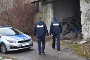 Policjanci sprawdzają miejsca przebywania osób bezdomnych.