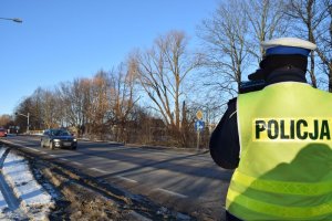 Policjant wykonujący pomiar prędkości.