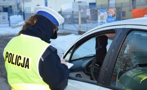 Policjantka wykonująca kontrolę drogową