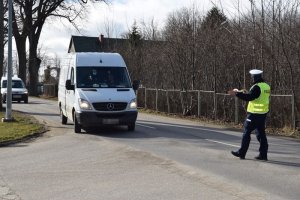 Policjant podczas kontroli pojazdu