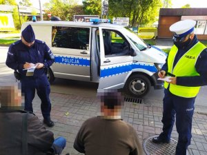 Policjanci podejmujący interwencję wobec dwóch osób.