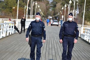 Policjanci patrolują molo.