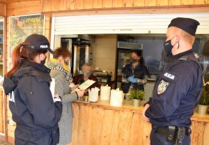 Działania policjantów w punktach gastronomicznych pod kątem przestrzegania obowiązujących obostrzeń.