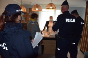 Działania policjantów w punktach gastronomicznych pod kątem przestrzegania obowiązujących obostrzeń.