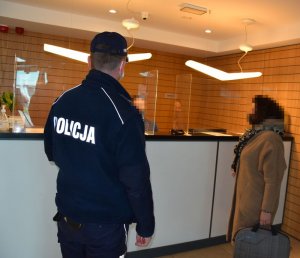 Działania policjantów w punktach gastronomicznych pod kątem przestrzegania obowiązujących obostrzeń.