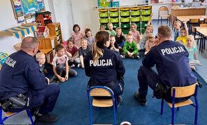 policjanci z grupą przedszkolaków