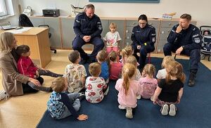 policjanci z grupą przedszkolaków