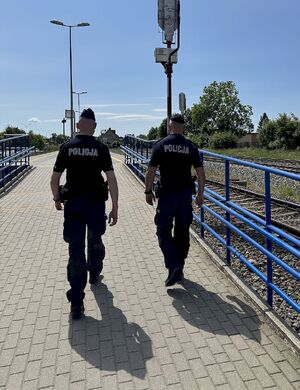 policjanci w patrolu pieszym