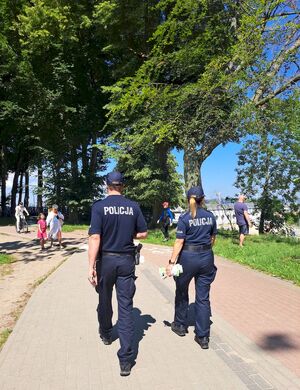 policjanci w patrolu pieszym