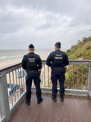 policjanci w patrolu pieszym