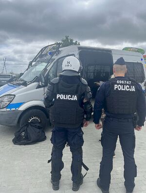 policjanci w patrolu pieszym