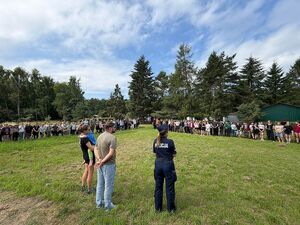policjanci na obozowisku