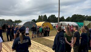 policjanci na obozowisku
