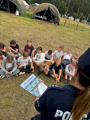 policjanci na obozowisku