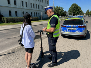 policjant kontroluje uczestnika ruchu drogowego