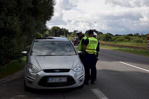 Samochody między rogatkami. Wspólne działania służb na przejeździe kolejowym w Pucku