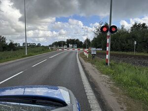 Samochody między rogatkami. Wspólne działania służb na przejeździe kolejowym w Pucku