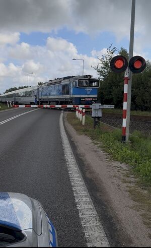 Samochody między rogatkami. Wspólne działania służb na przejeździe kolejowym w Pucku