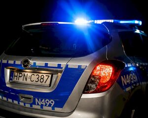 Dachowanie samochodu w Leśniewie. Dwie osoby trafiły do szpitala