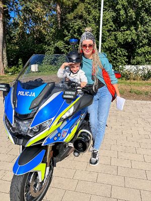Policjanci na zawodach rowerowych we Władysławowie