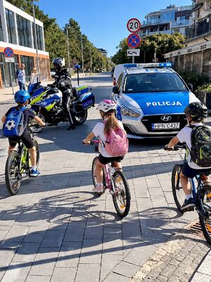 Policjanci na zawodach rowerowych we Władysławowie