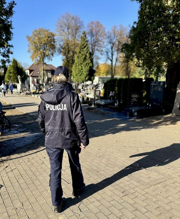 Wszystkich Świętych coraz bliżej. Puccy policjanci przypominają o zasadach bezpieczeństwa