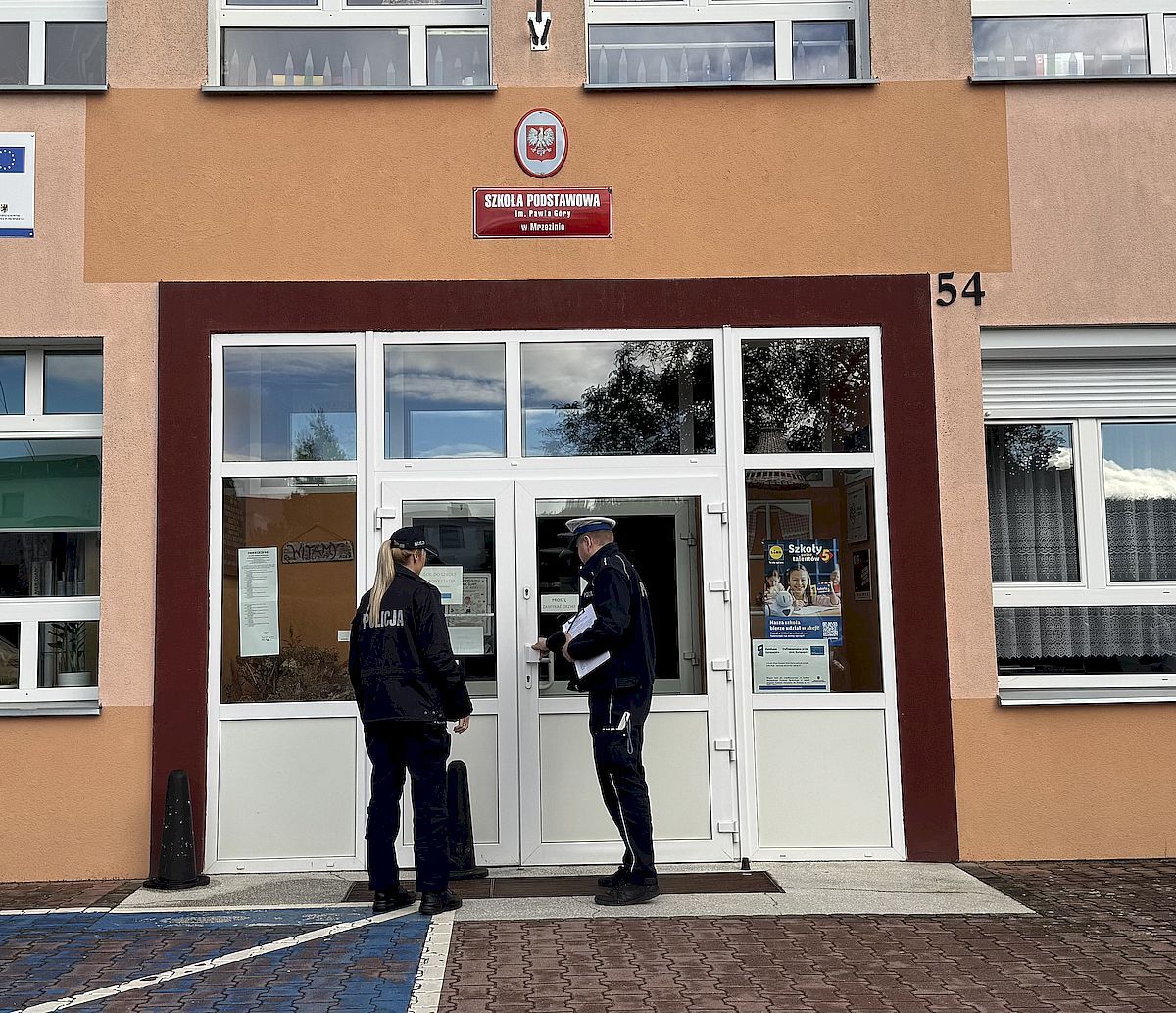 Spotkania policjantów z uczniami Szkoły Podstawowej w Mrzezinie