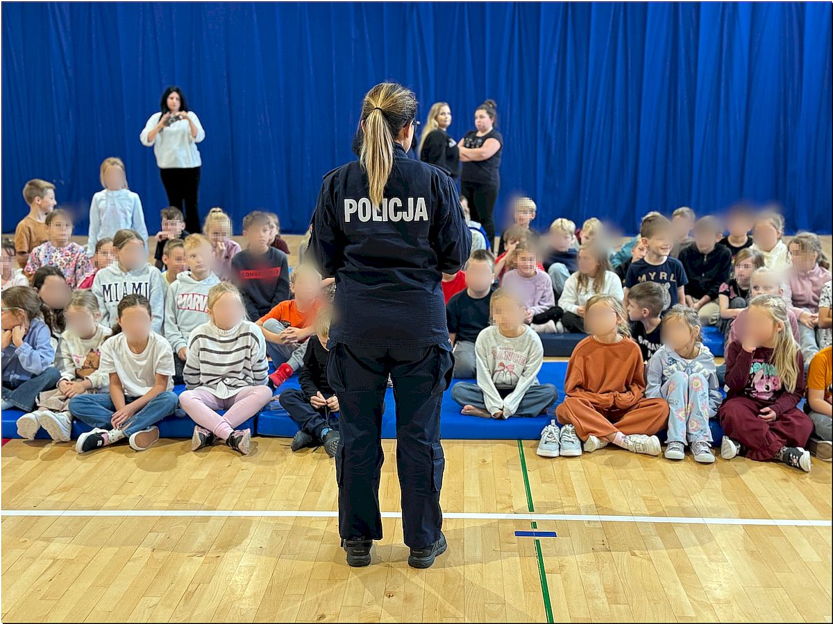 Policjanci wręczyli kaski uczniom w Połchowie