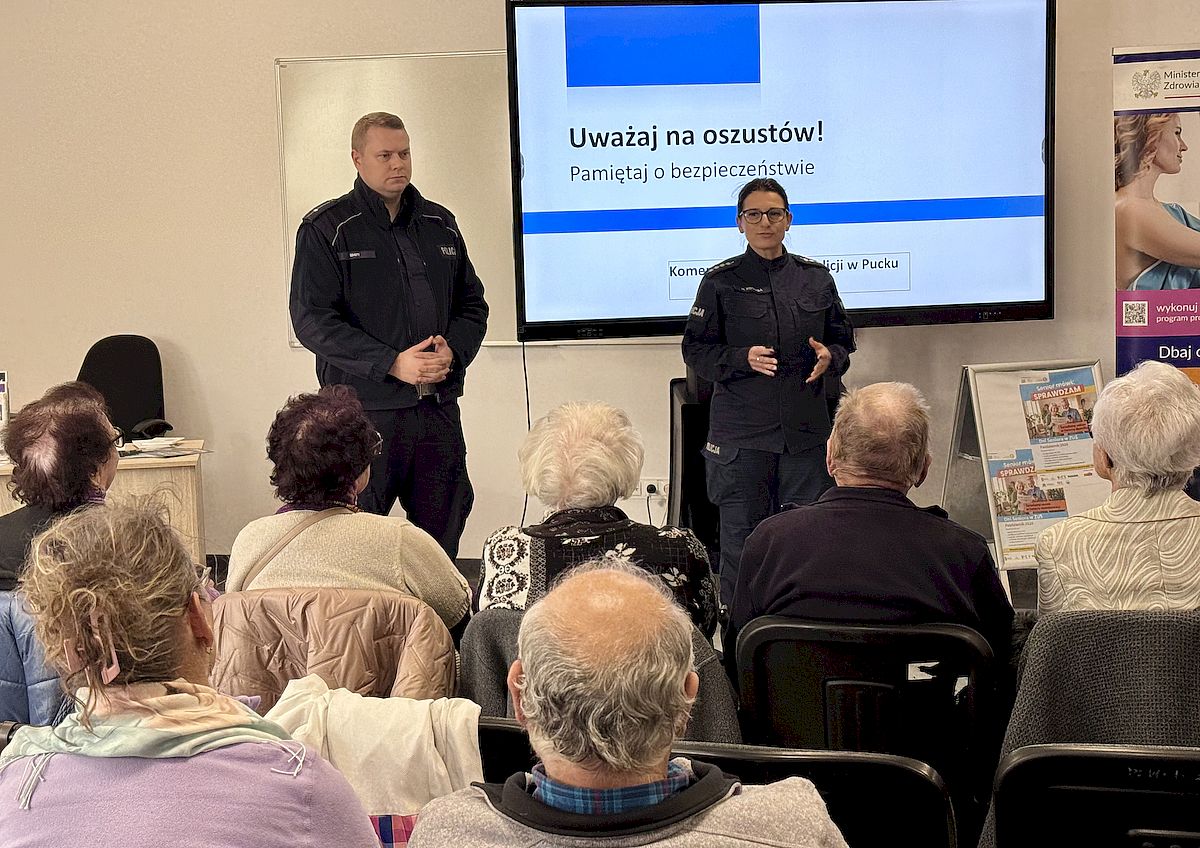 Policja w Pucku edukowała seniorów w ramach Europejskiego Dnia Seniora