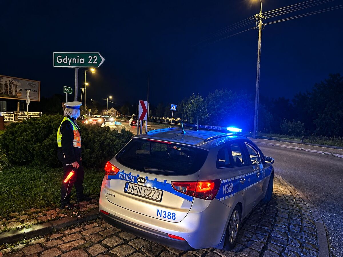 Zatrzymania osób poszukiwanych i nietrzeźwego kierowcy w powiecie puckim
